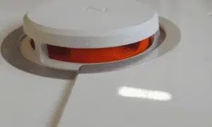 Technik serwisu Ulubiony Serwis pracujący nad naprawą robota sprzątającego Roborock